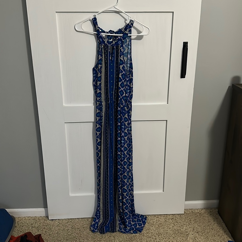 XS blue maxi dress. Runs big, would say it fits like a small.